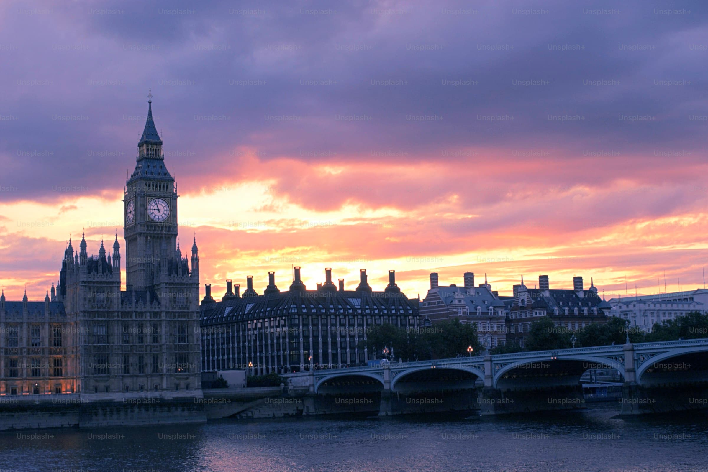 Big Ben and the Thames at dusk